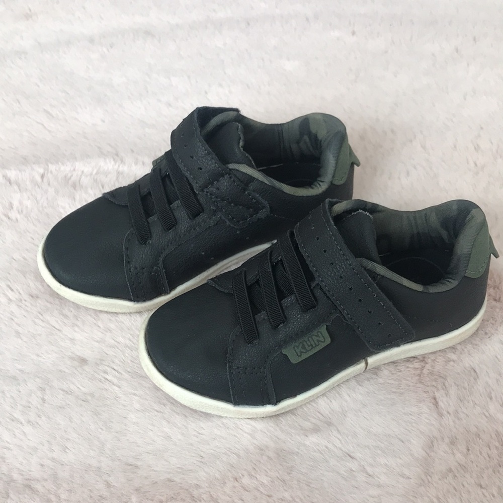 Black leather tennis shoes